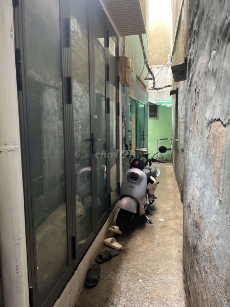 cho thuê nhà 1 trệt, 1 lầu hẻm đường Đề Thám Q1