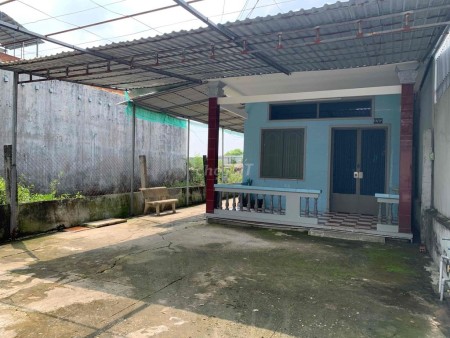 Cho thuê nhà nguyên căn có 2 sân trước sau, 220m2, nhà chữ L rộng thoáng