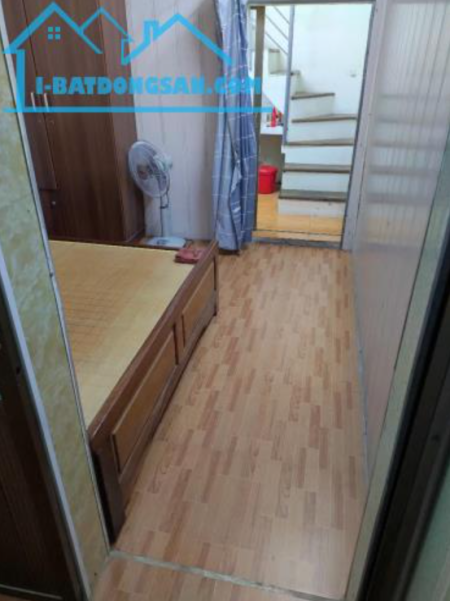 Cho thuê nhà ngõ 250 Phố Tân Mai diện tích 50m2, 2 tầng, 2 ngủ vào ngay. 8 triệu