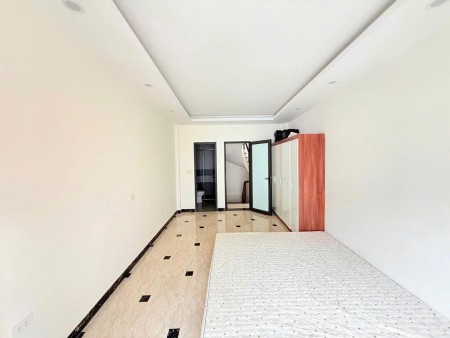 Cho thuê nhà nguyên căn 612 Đê La Thành 40m² x 5 tầng 3 ngủ, 4 WC, 15 Triệu