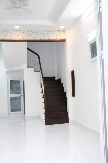 Cho thuê 1 trệt 2 lầu, 3PN, 3WC ngay Cư Xá Đô Thành Quận 3