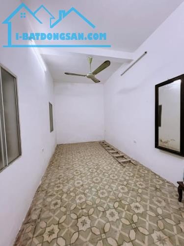 Cho thuê nhà ngõ Chợ Khâm Thiên- Đống Đa - dt 30 m2*2,5 tầng - Giá 6tr