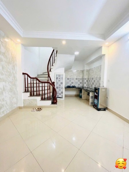 Cho thuê nhà ngõ 96 Đại Từ, 30m2 x 5 tầng, 3 ngủ, 10 triệu