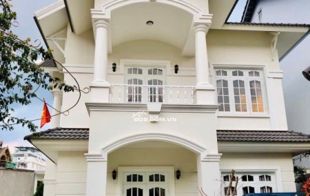 Cho thuê villa 8 phòng ngủ đường Hùng Vương phường 9 Đà Lạt giá 18 triệu/tháng