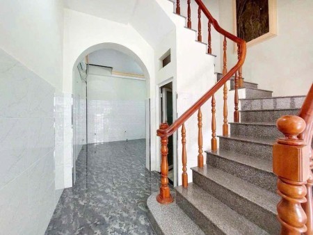 cho thuê nhà Nguyên Căn đương Nguyễn Thị Minh Khai kết cấu 3 lầu giá 16tr nhà có 5 pn