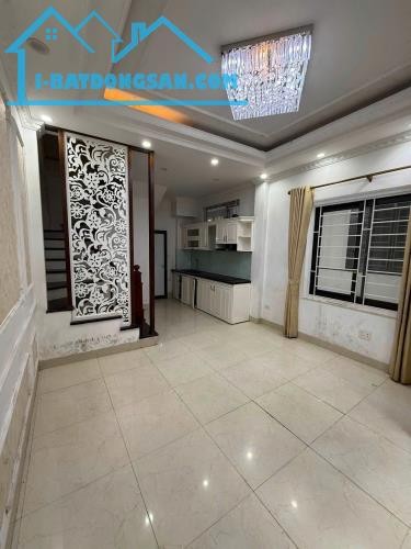 Cho thuê nhà Nguyên Căn Ngọc Thụy 10m oto 30m 5 tầng full nội thất 8,5tr/ tháng