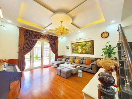 Cho thuê villa 11 phòng ngủ full nội thất đồi Huy Hoàng giá 40 triệu tại Đà LạtLâm Đồng