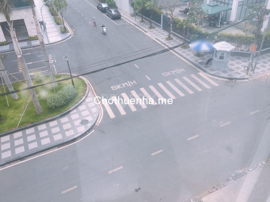 Cho thuê căn góc 3 tầng mặt tiền đường xe tải lưu thông tại đường Nguyễn Duy Trinh Quận 2. Giá thuê hàng tháng 18 triệu
