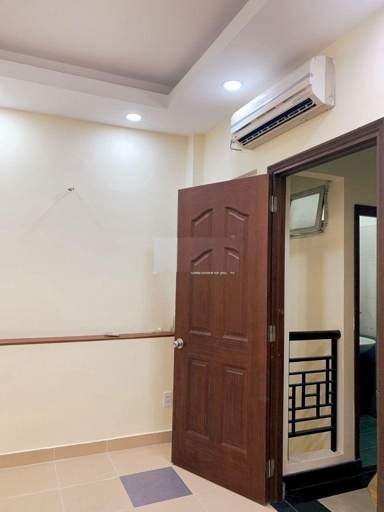 Nhà đúc nguyên căn Nguyễn Cửu Vân Cách Hẻm Xe Tải 3 căn 2 lầu 3 PN giá thuê 12 triệu/ tháng