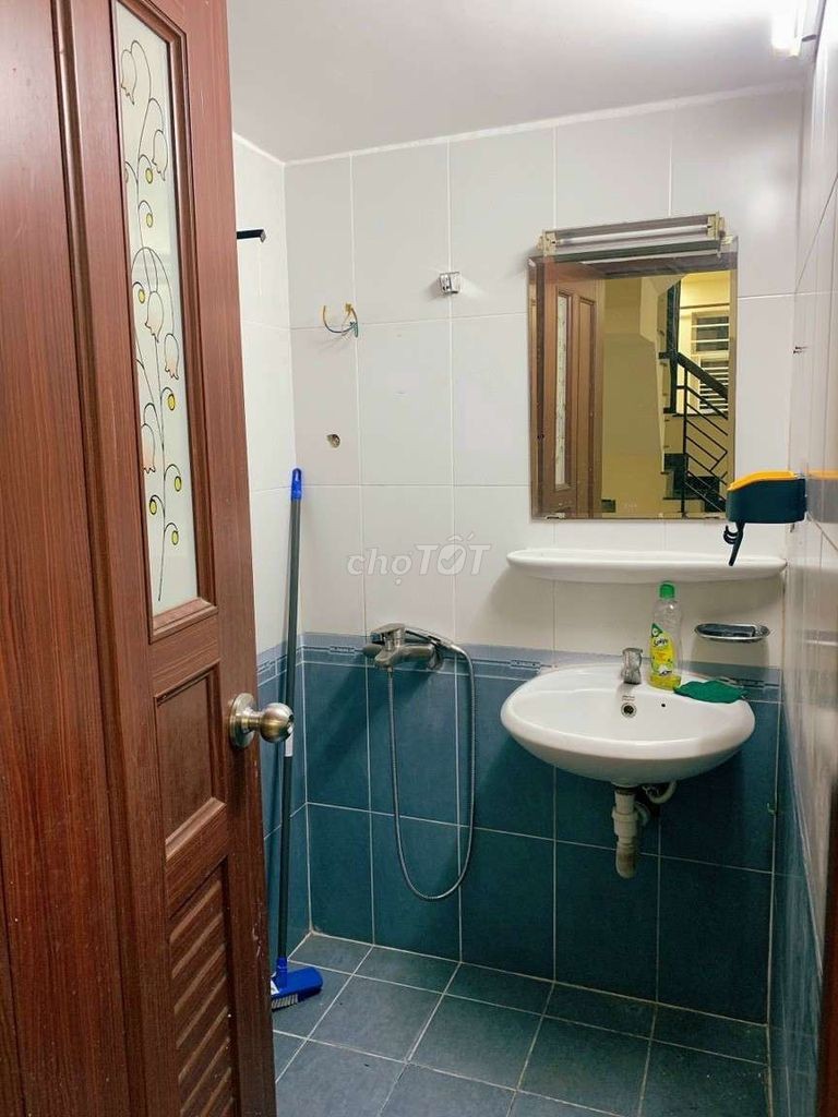 Nhà đúc nguyên căn Nguyễn Cửu Vân Cách Hẻm Xe Tải 3 căn 2 lầu 3 PN giá thuê 12 triệu/ tháng