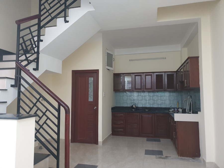 Nhà đúc nguyên căn Nguyễn Cửu Vân Cách Hẻm Xe Tải 3 căn 2 lầu 3 PN giá thuê 12 triệu/ tháng