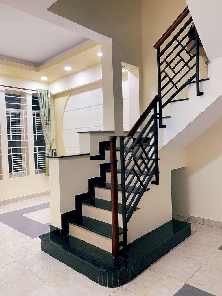 Nhà đúc nguyên căn Nguyễn Cửu Vân Cách Hẻm Xe Tải 3 căn 2 lầu 3 PN giá thuê 12 triệu/ tháng