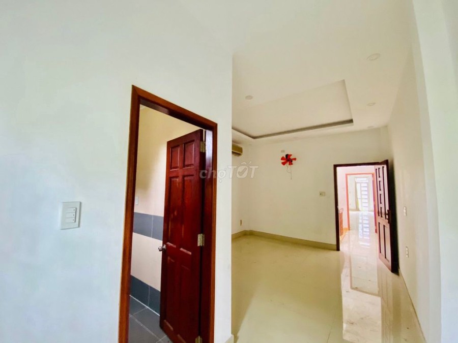 Cho thuê nhà Huỳnh Văn Bánh, P11, Phú Nhuận. 4.5x16m trệt 3 lầu nhà mới sơn trắng, thiết kế hiện đại