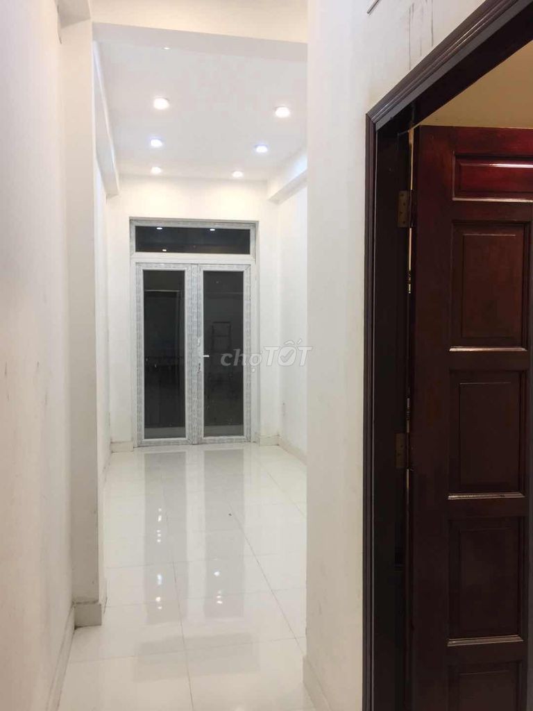 Nhà rộng 23m2, 5 tầng, cho thuê giá 12 triệu/tháng, thương lượng, Cách Mạng Tháng Tám, Quận 3