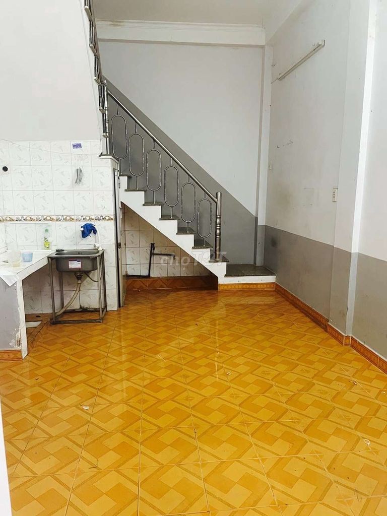 Trống nhà hẻm 33 Nguyễn Công Hoan, Phú Nhuận cần cho thuê giá 6 triệu/tháng, dtsd 28m2