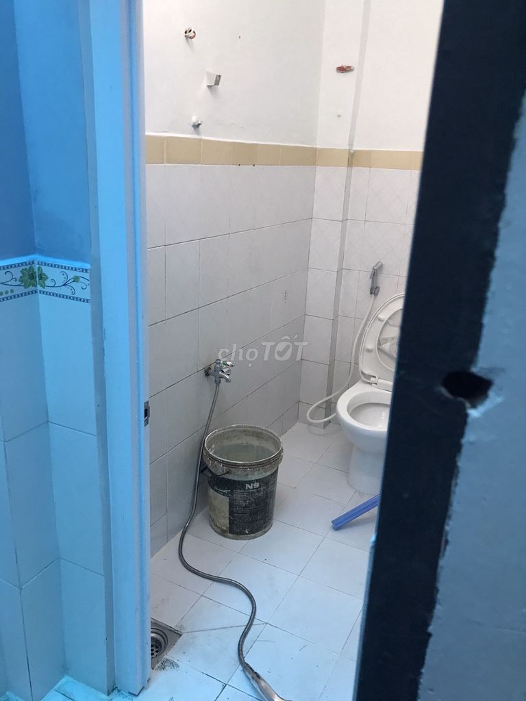 Vừa sơn sửa lại cần cho thuê nhà 42m2, 2 tầng Nguyễn Văn Quá, Quận 12, giá 6.5 triệu/tháng