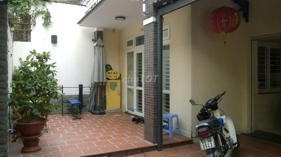 Cho thuê biệt thự sân vườn Phú Nhuận, 10x25m trệt 2 lầu sân thượng có gara xe hơi giá cho thuê 50tr