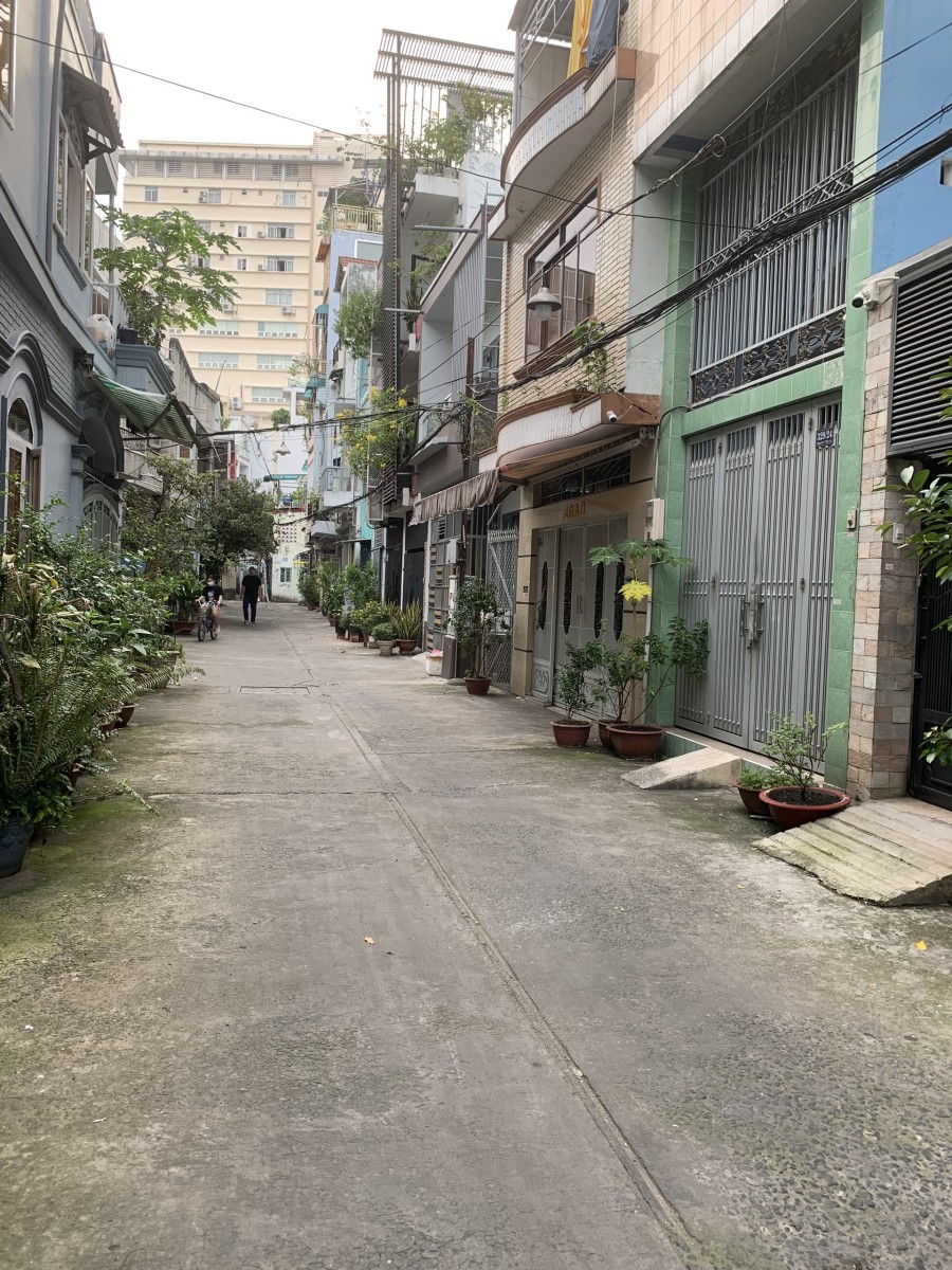 Nhà hẻm xe hơi Đường Nguyễn Tiểu La, trệt 3 lầu, 5pn 4wc, diện tích 3.2 x 12m, giá 15 triệu