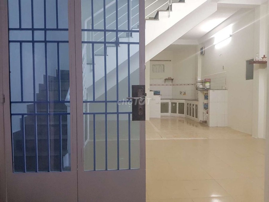 Nhà rộng 130m2, 1 trệt, 1 lầu đúc kiên cố, hẻm 536 Âu Cơ, Quận Tân Bình, giá 11 triệu/tháng