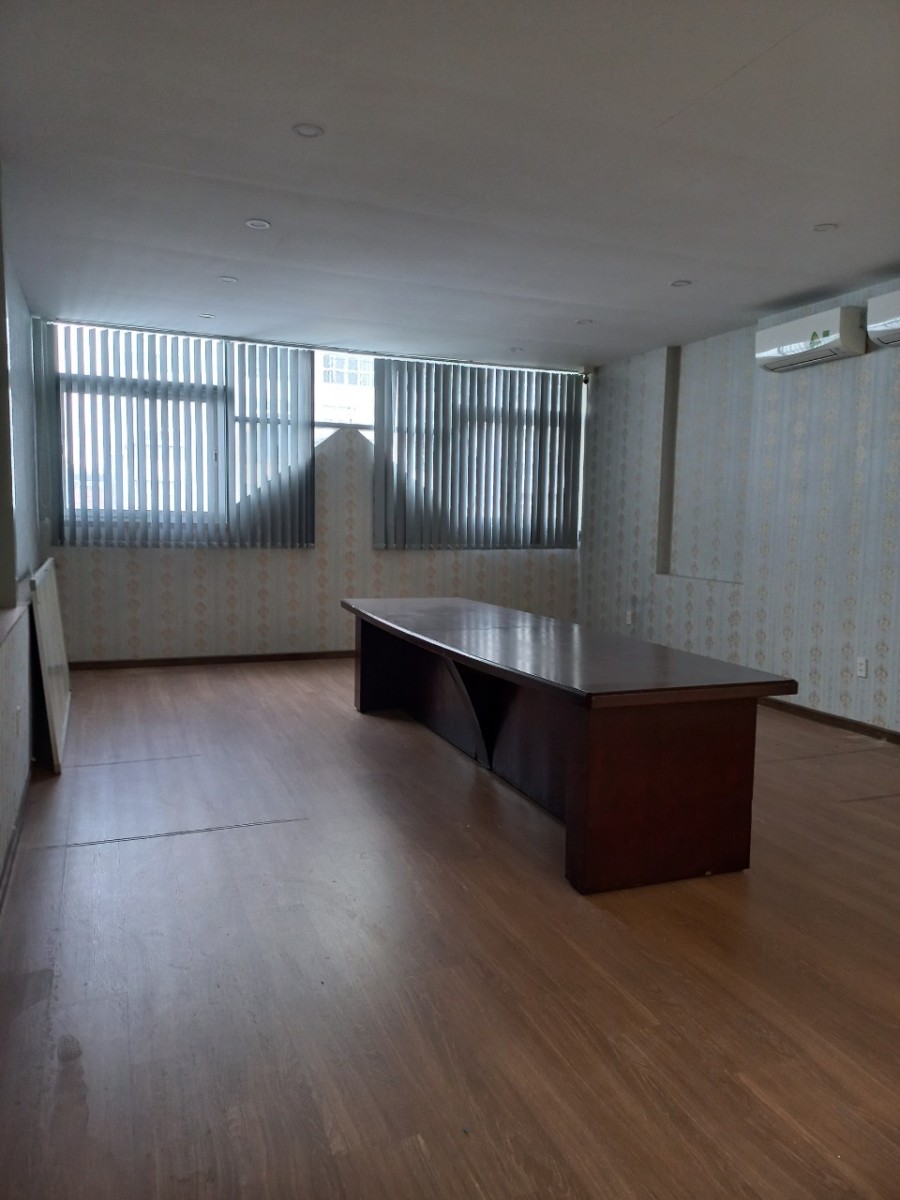 Cho thuê nhà nguyên căn mặt tiền khu K300 P12 Tân Bình 5.2x21m trệt 3 lầu có 6 phòng nội thất cơ bản