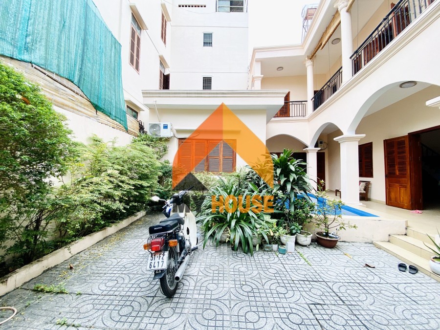 Cho thuê Villa kiến trúc cổ xưa của Pháp giữa lòng Quận 2, giá 58 triệu/tháng