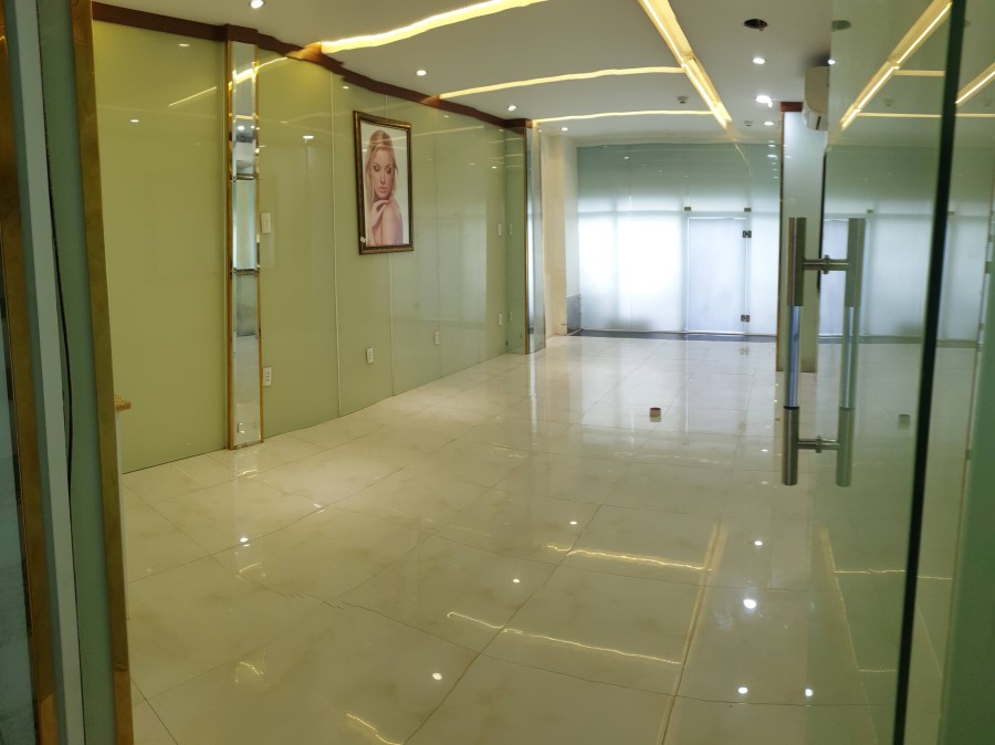 Cho thuê nhà nguyên căn MT Phan Đăng Lưu P7 Phú Nhuận. 4x20m trệt 4 lầu, ốp cửa kính, máy lạnh...