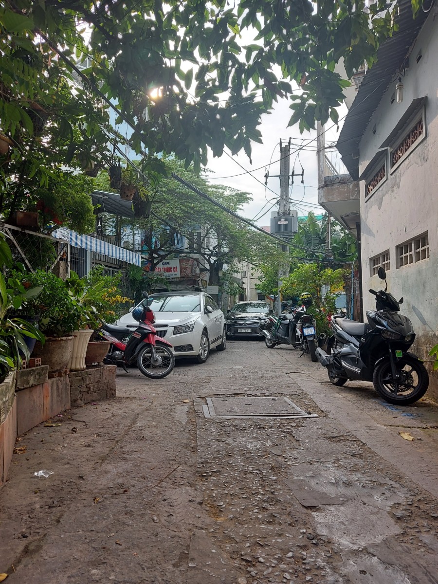 Nhà thuê 6x10 nội thất cơ bản có sân xịn xịn hẻm xe hơi