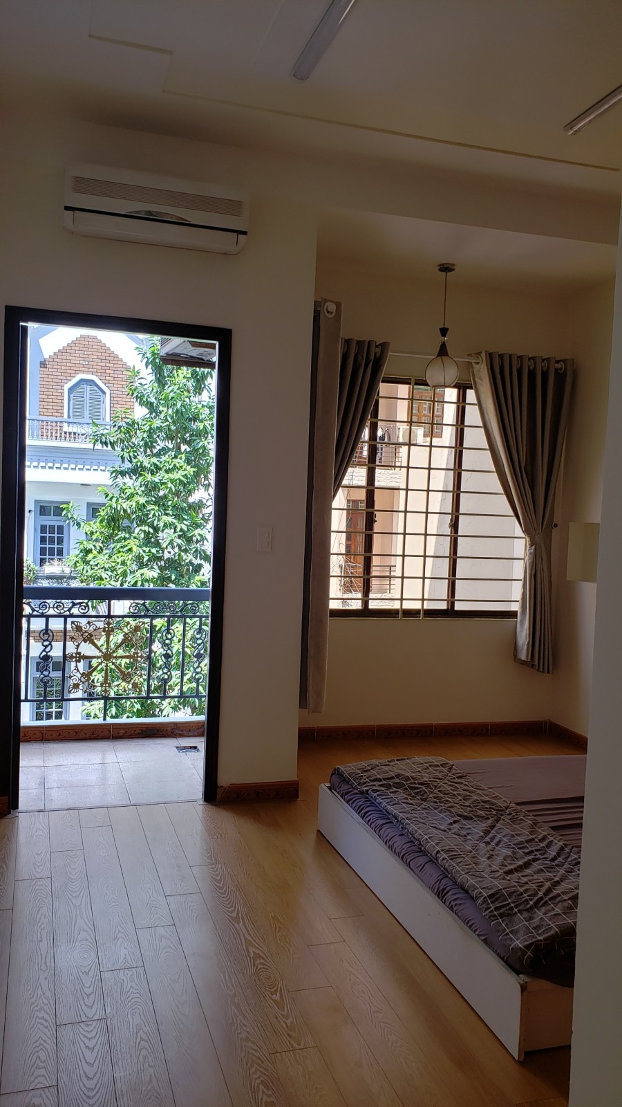 Cho thuê căn nhà diện tích 4mx25m, 1 Trệt, 1 Lững và 3 lầu trong hxh Nguyễn Hữu Cảnh, Bình Thạnh