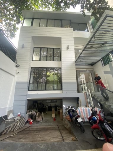 Nhà mặt tiền cho thuê 120m2, cầu thang cuối nhà gần Nguyễn Thị Minh Khai