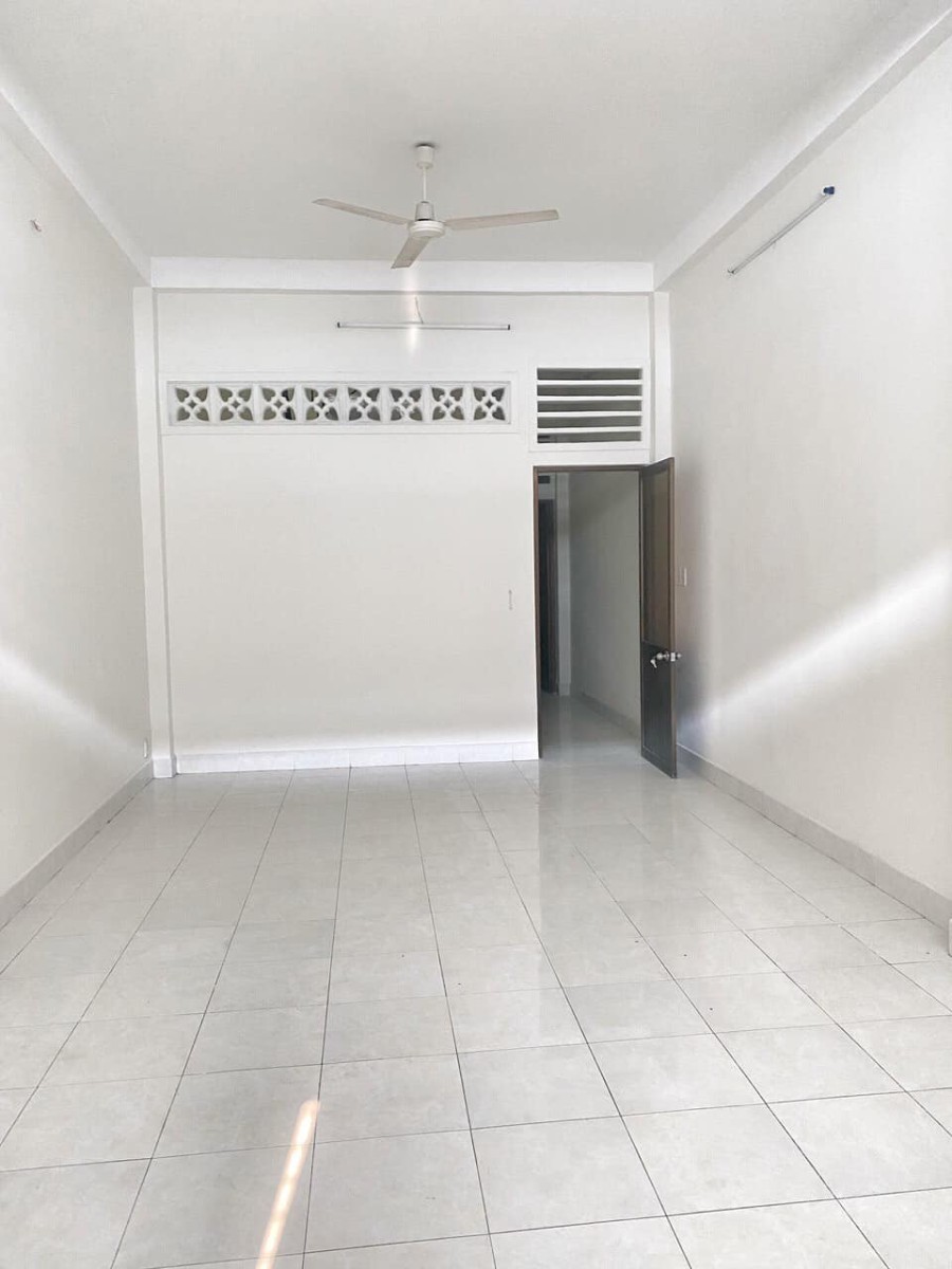 Cho thuê nhà nguyên 80m2 ( 4m x 20m ) có 2 tầng ( 1 trệt, 1 lầu ) ngay ngã 5 chuồng chó. Giá 14Tr