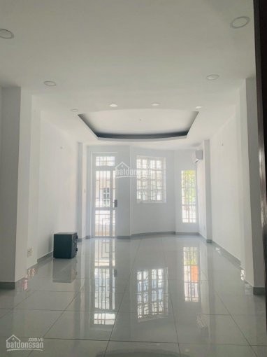 Nhà mới cho thuê dt 64m2, 4 tầng, 6 phòng, giá 35 triệu/tháng. lh 0902689077
