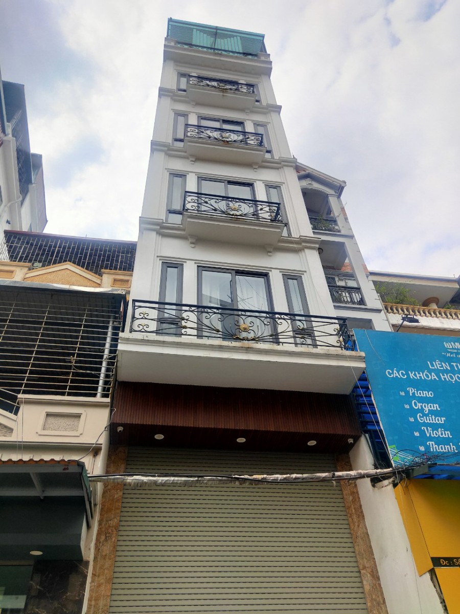 Cho thuê nhà mặt phố Hoàng Ngân, dt 70mx 7 tầng, mt 4,1m, thang máy. nhà mới, giá 35tr/th