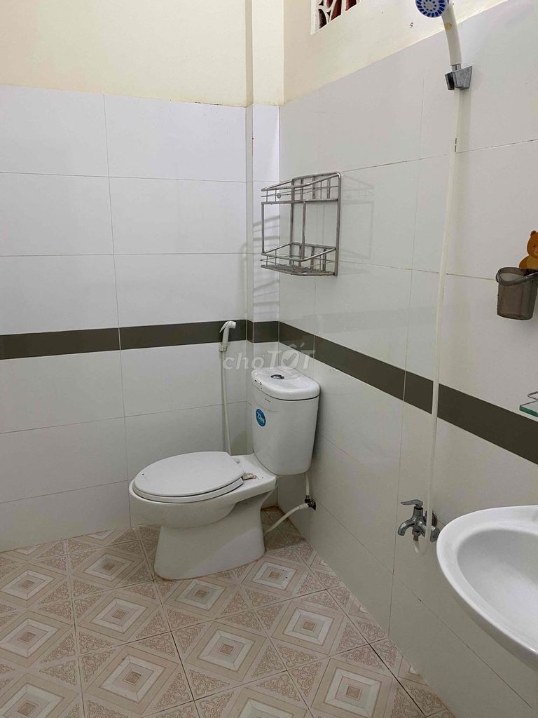 Nguyên căn hẻm xe hơi 4m*15m, xây 2 tầng, nhà đẹp giá thuê 14 Triệu/Tháng