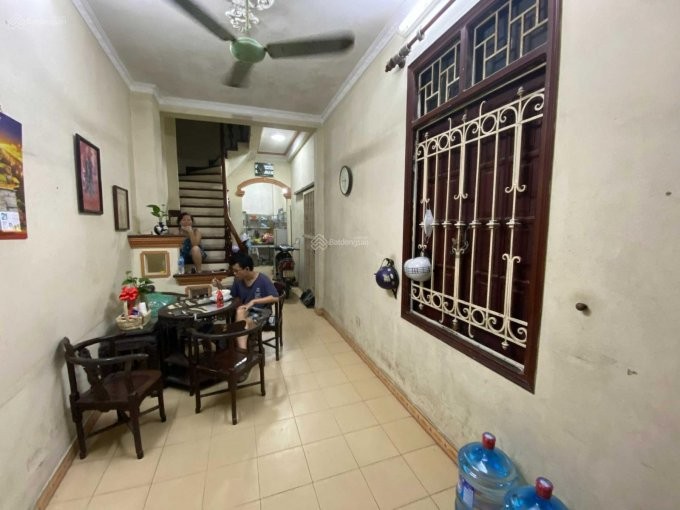 Nhà 2 mặt phố thoáng quận Hoàng Mai cho thuê giá 10tr/th, có nội thất
