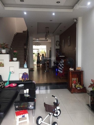 Nhà nguyên căn cho thuê dt 84m2, 3PN, 3WC, gần chợ, giá 15.9 tr/th. LH 0938628911