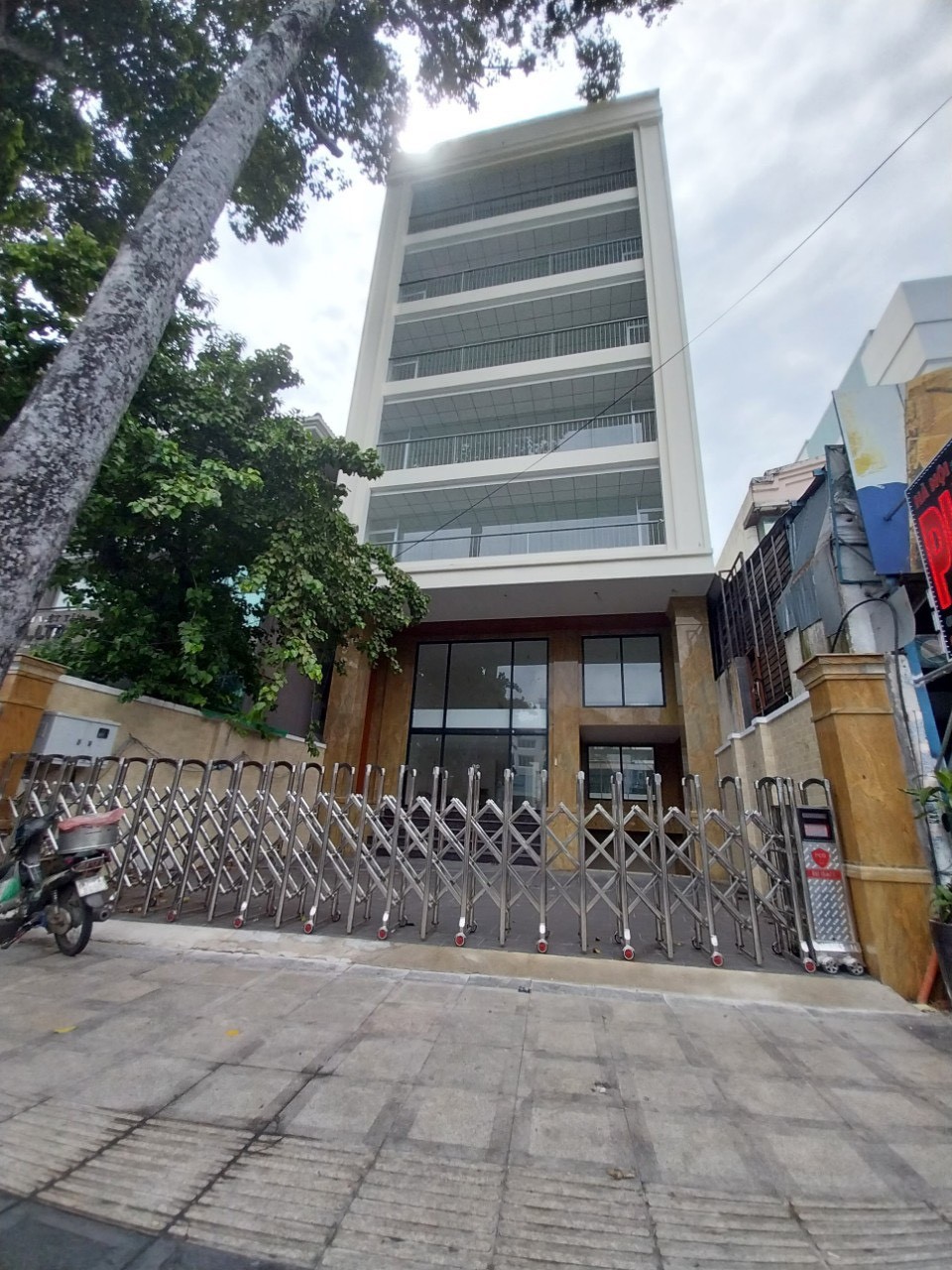Cho thuê tòa nhà 247B Phan Đình Phùng GẦN Nguyễn Trọng Tuyển giáp Quận 1..