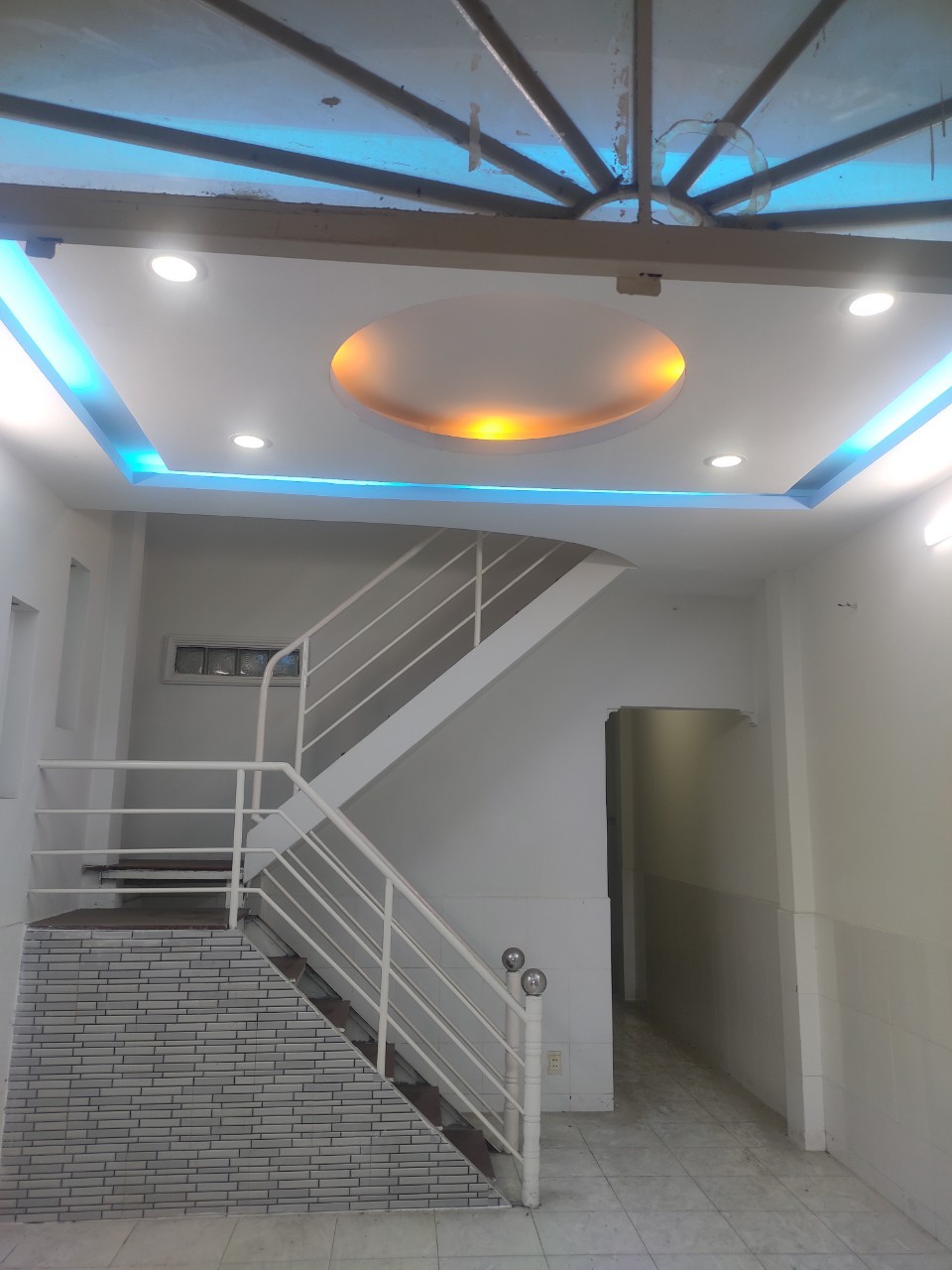 Nhà lầu đẹp 4PN - DT 64m2, đường Trần Văn Mười ngay ngã tư cho thuê giá 6.5tr