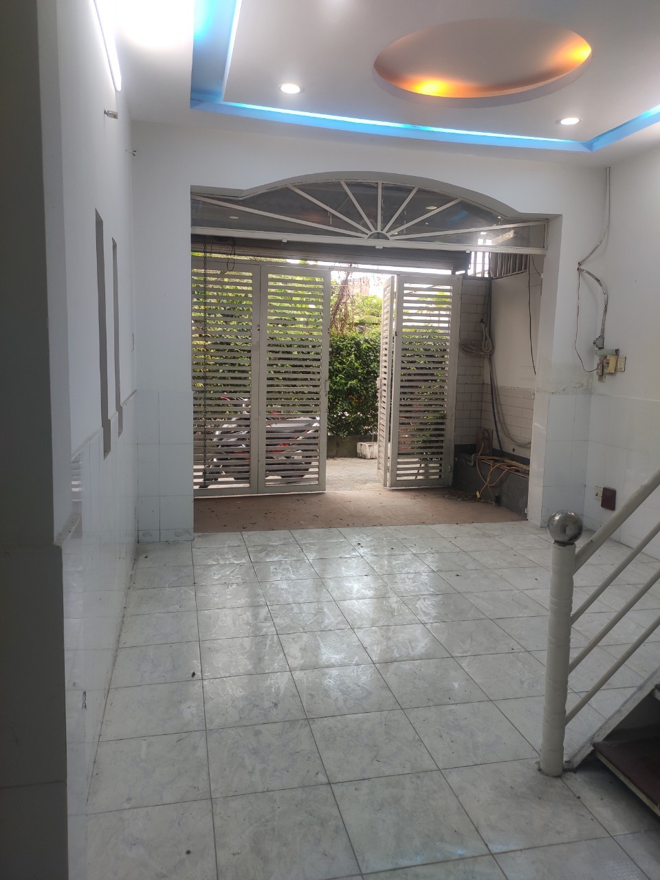 Nhà lầu đẹp 4PN - DT 64m2, đường Trần Văn Mười ngay ngã tư cho thuê giá 6.5tr