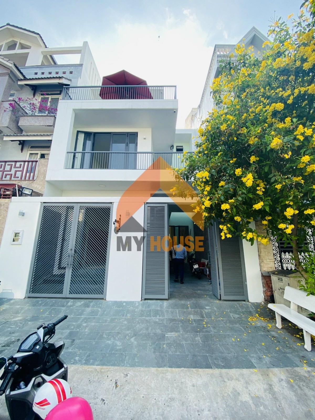 Villa đang trống cần cho thuê có 2 lầu, giá cho thuê mỗi tháng là 32 triệu.