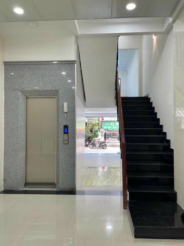 Nhà cho thuê làm văn phòng, dt 4x15m, có thang máy, đường rộng 7m giá 42tr/th