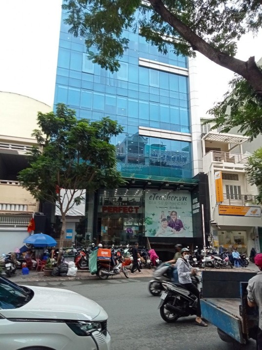 Cho thuê nhà MT 4x15m Lê Thị Hồng Gấm, q1, gồm 1 trệt 3 lầu cùng sân thượng