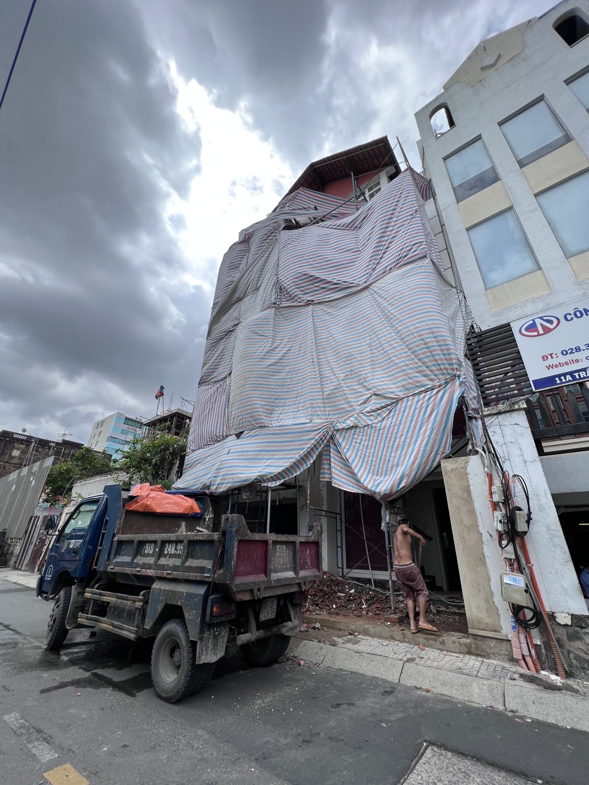 Tòa nhà cho thuê 135tr/th - ngang 7.8m - có thang máy - xe hơi 2 chiều - 500m2