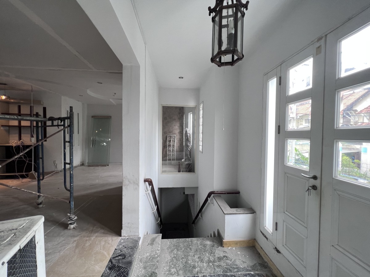 Tòa nhà cho thuê 135tr/th - ngang 7.8m - có thang máy - xe hơi 2 chiều - 500m2