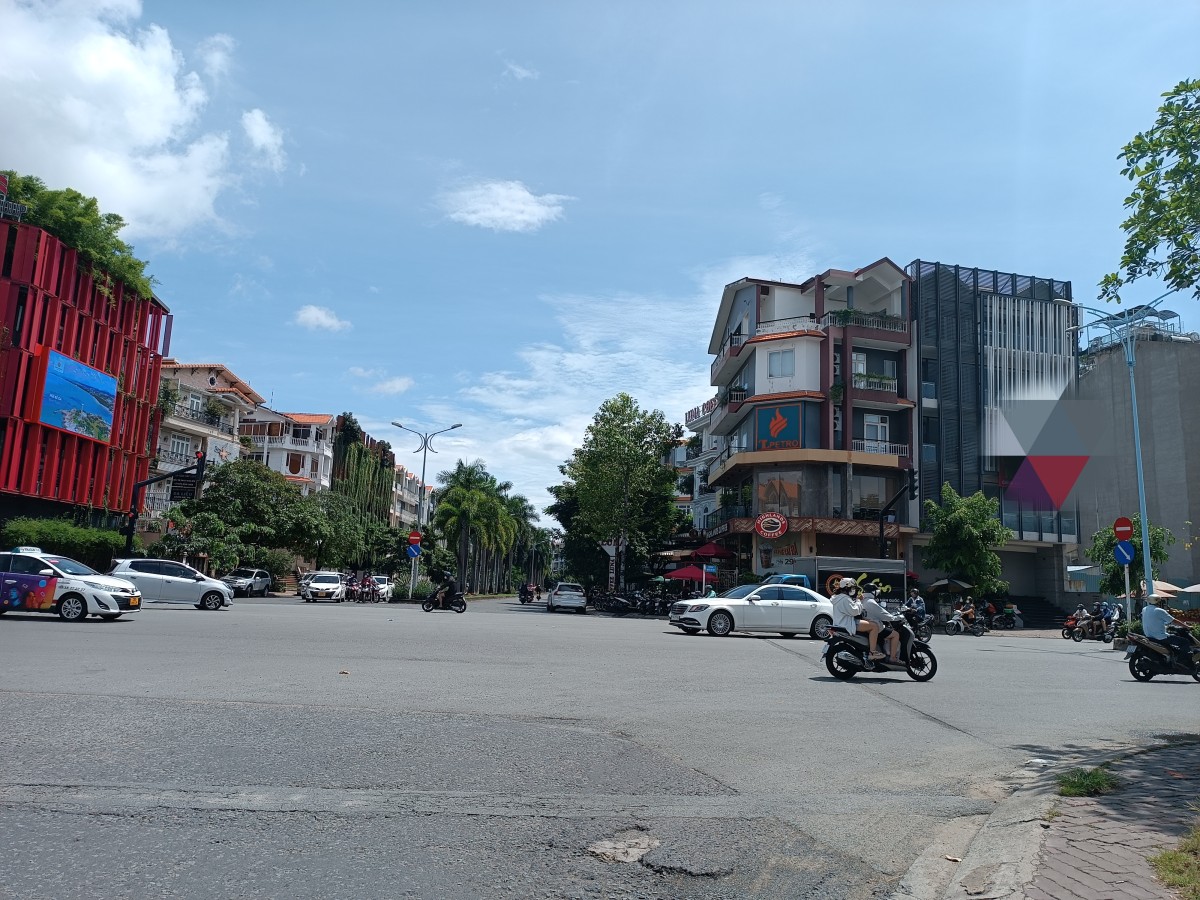 Cho thuê toà nhà ngay ngã tư Lotte Nguyễn Thị Thập khu an ninh