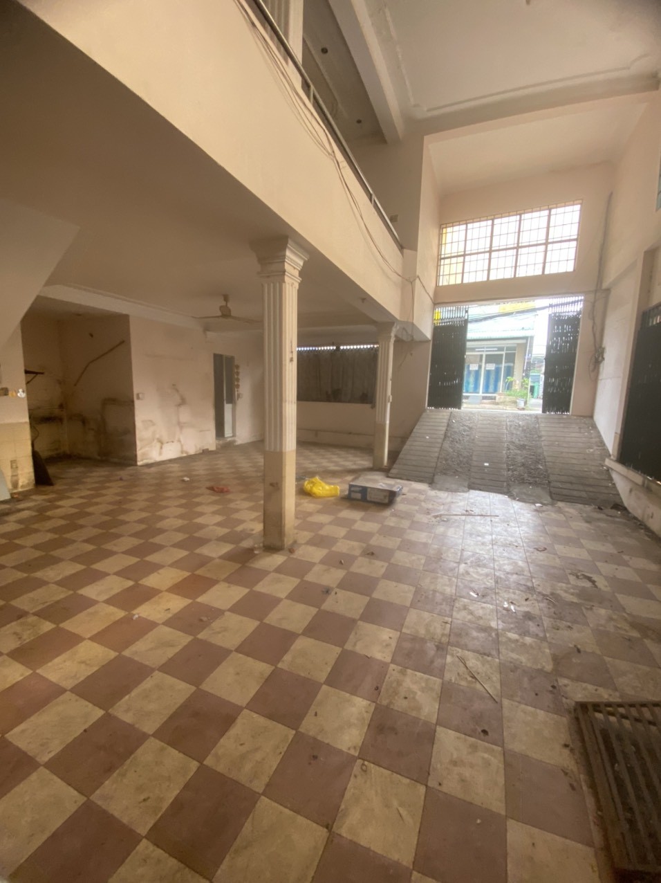 Cho thuê nhà mặt tiền đường số 4, ngay Hương lộ 3 - Bình Long. 12x18m, trệt + 2 lầu. 31 triệu.