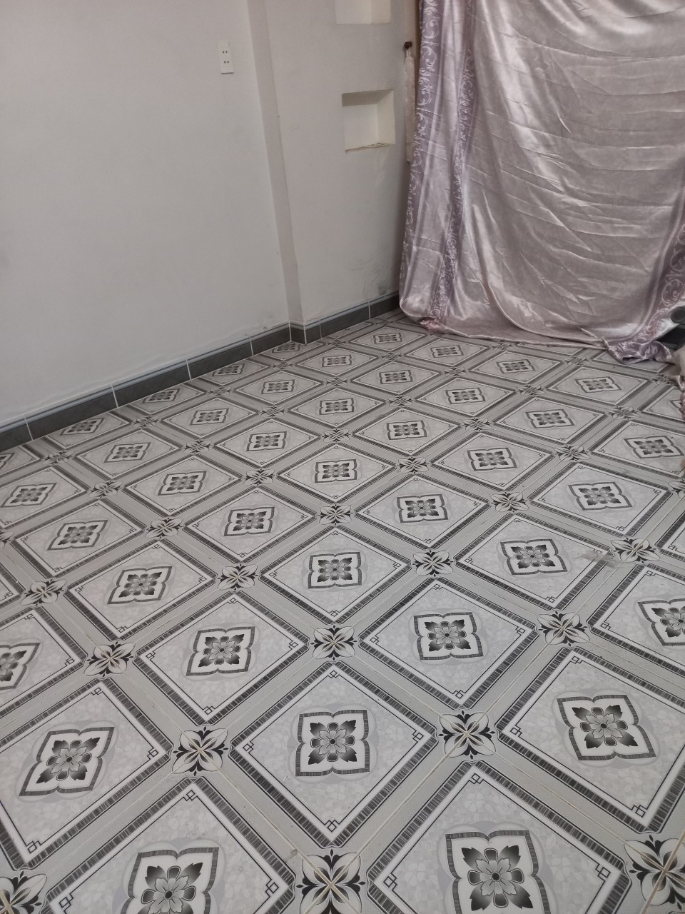 Cho thuê nhà mặt tiền đường 12m phường Tân Quý, Tân Phú. 10x16m. Trệt 2 lầu. 21 triệu.