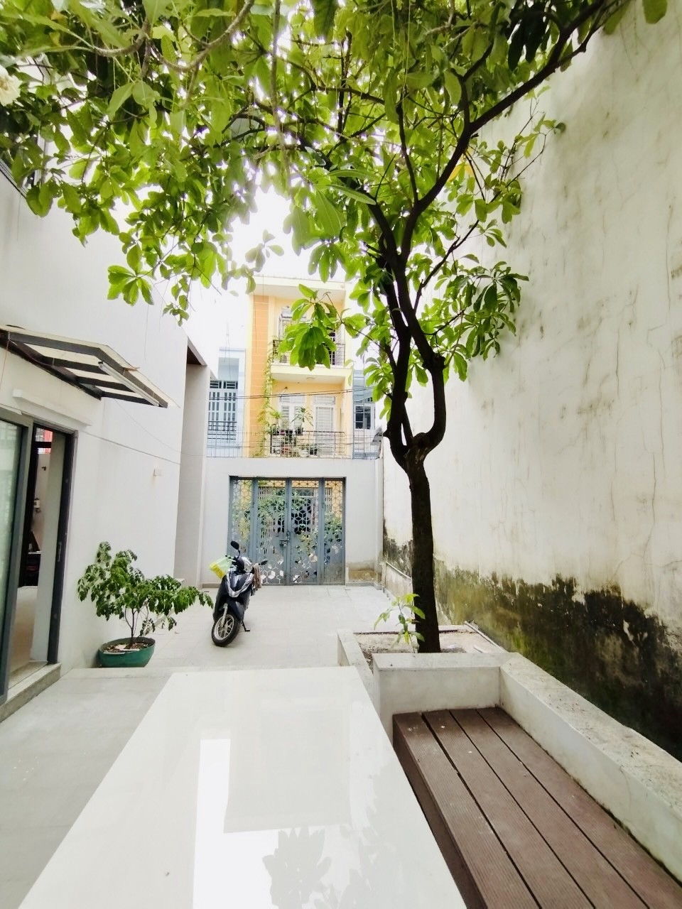 Nhà mới đẹp Lê Văn Quới, có sân, diện tích 8x12m, 1trệt 1 lửng 2 lầu ( 3phòng - 3wc )
