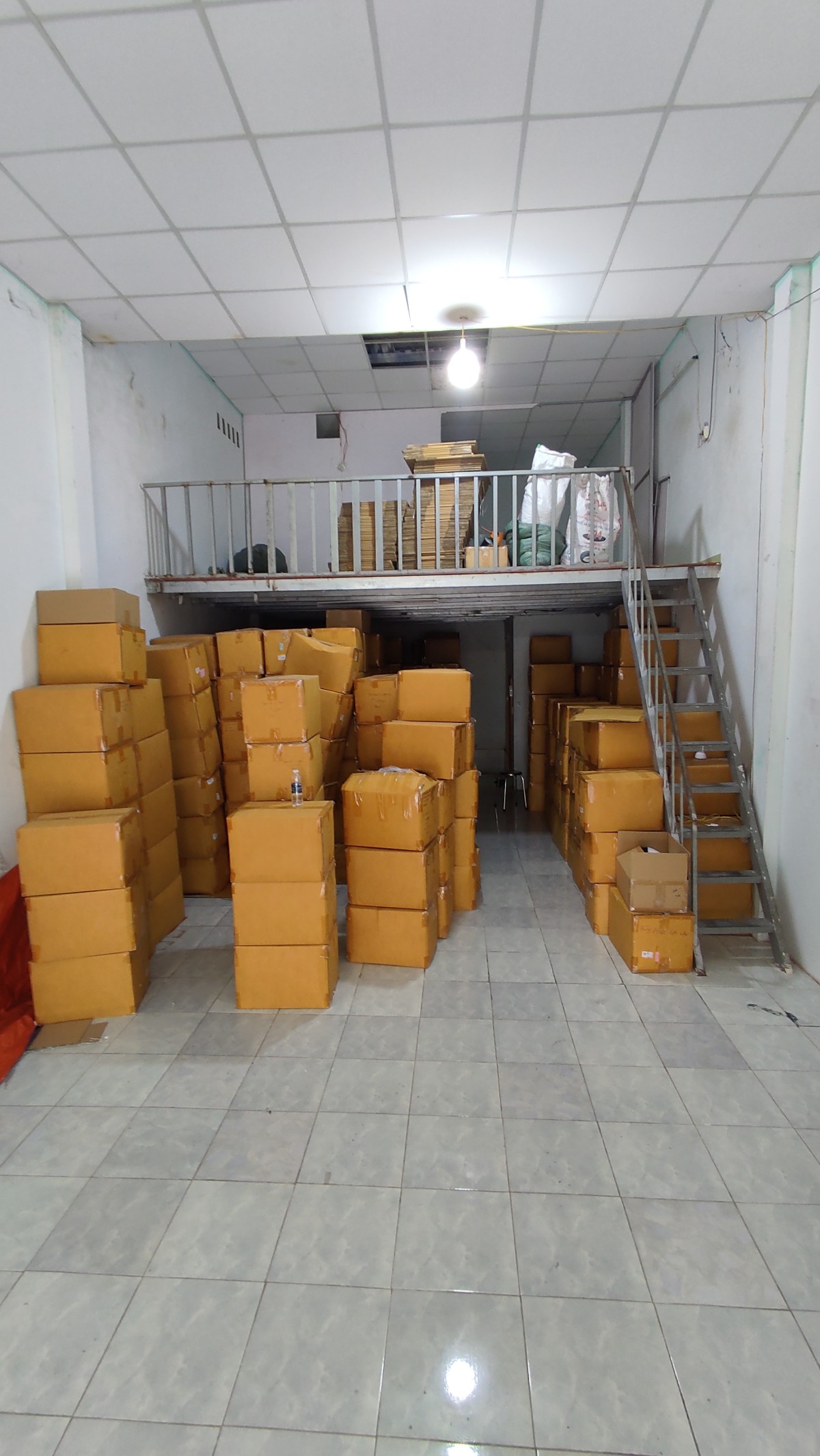 Cho thuê nhà hẻm tải 7m 118 Lê Trọng Tấn - Tân Kỳ Tân Quý. 5*18m. 1 lửng. 9 triệu.