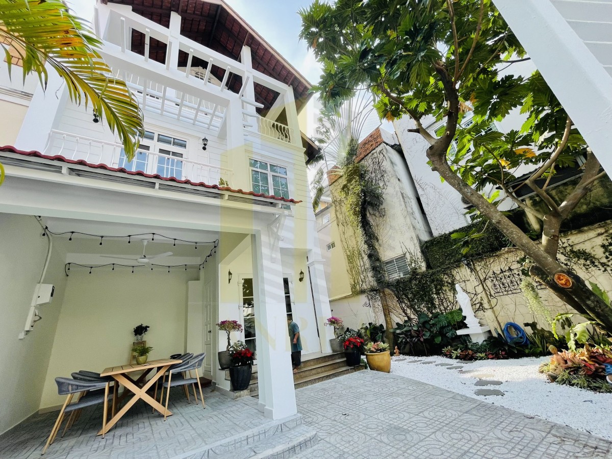 Villa Nguyễn Văn Hưởng 2 Lầu, Áp Mái 300m2 - Sân Rộng, Đủ Tiện Nghi