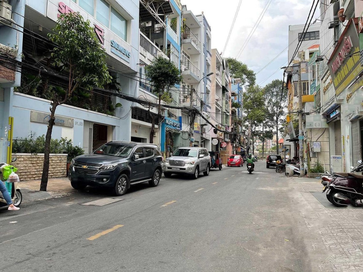 Cho thuê nhà mặt tiền Trần Minh Quyền P10 Q10 trệt 3 lầu 4x20m nở hậu 4.5m nhà mới.